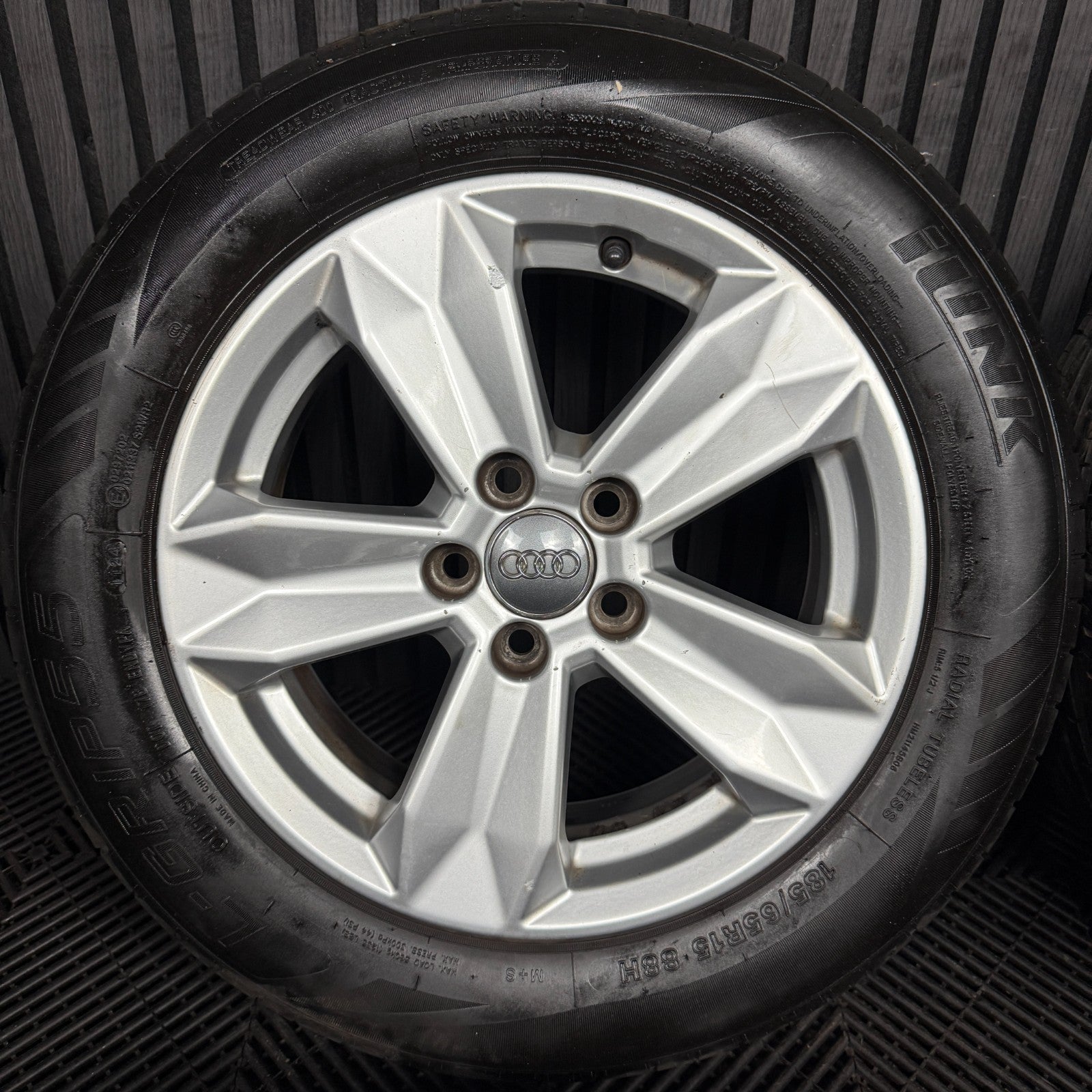 15'' GENUINE AUDI A1 5 SPOKE ALLOY WHEELS ALLOYS TYRES 82A601025