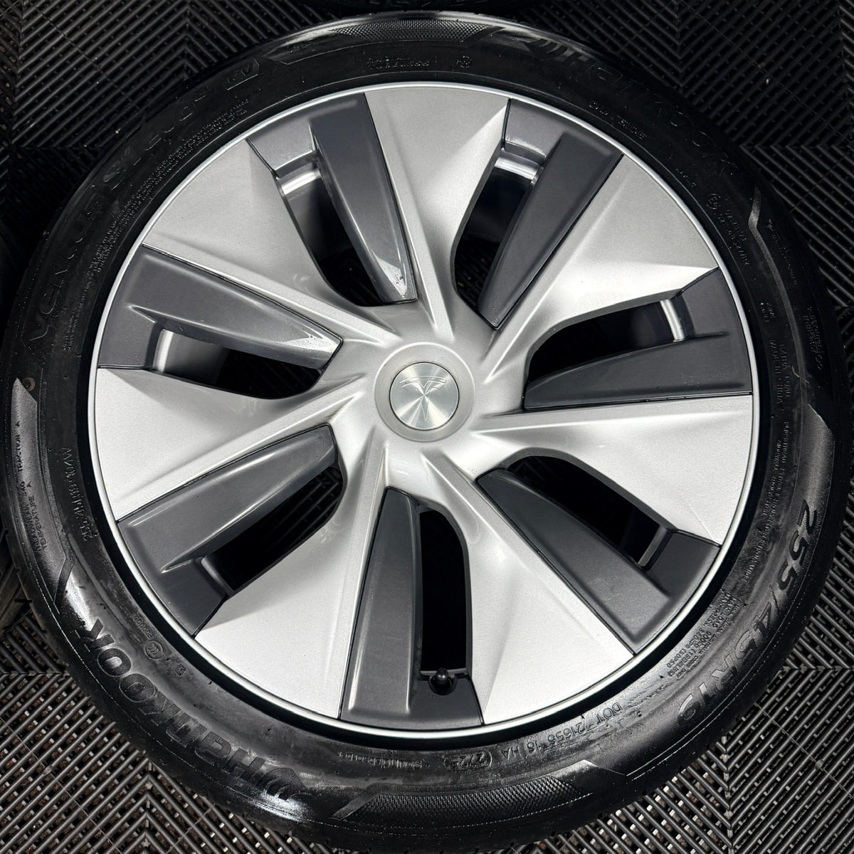 19'' Tesla Model Y Silver With Caps Alloys Wheels 1188222-00-B Genuine