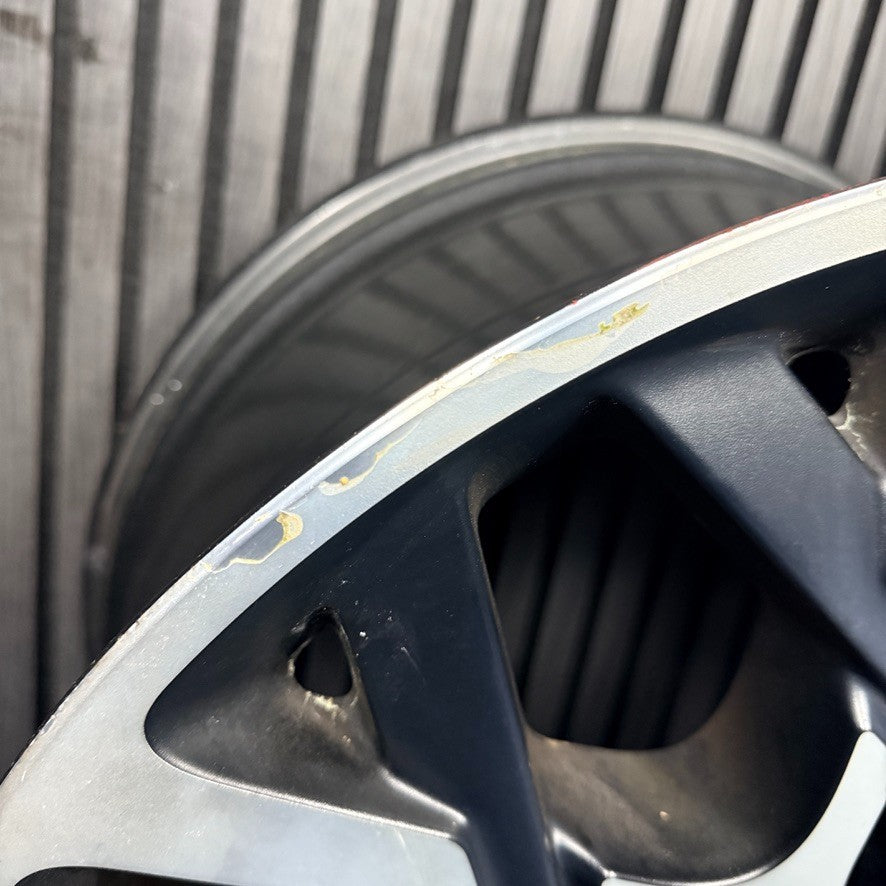 1X 22'' Aston Marin DBX Ribbon MY83-9965G-JA Alloy Wheel Single Rear Genuine