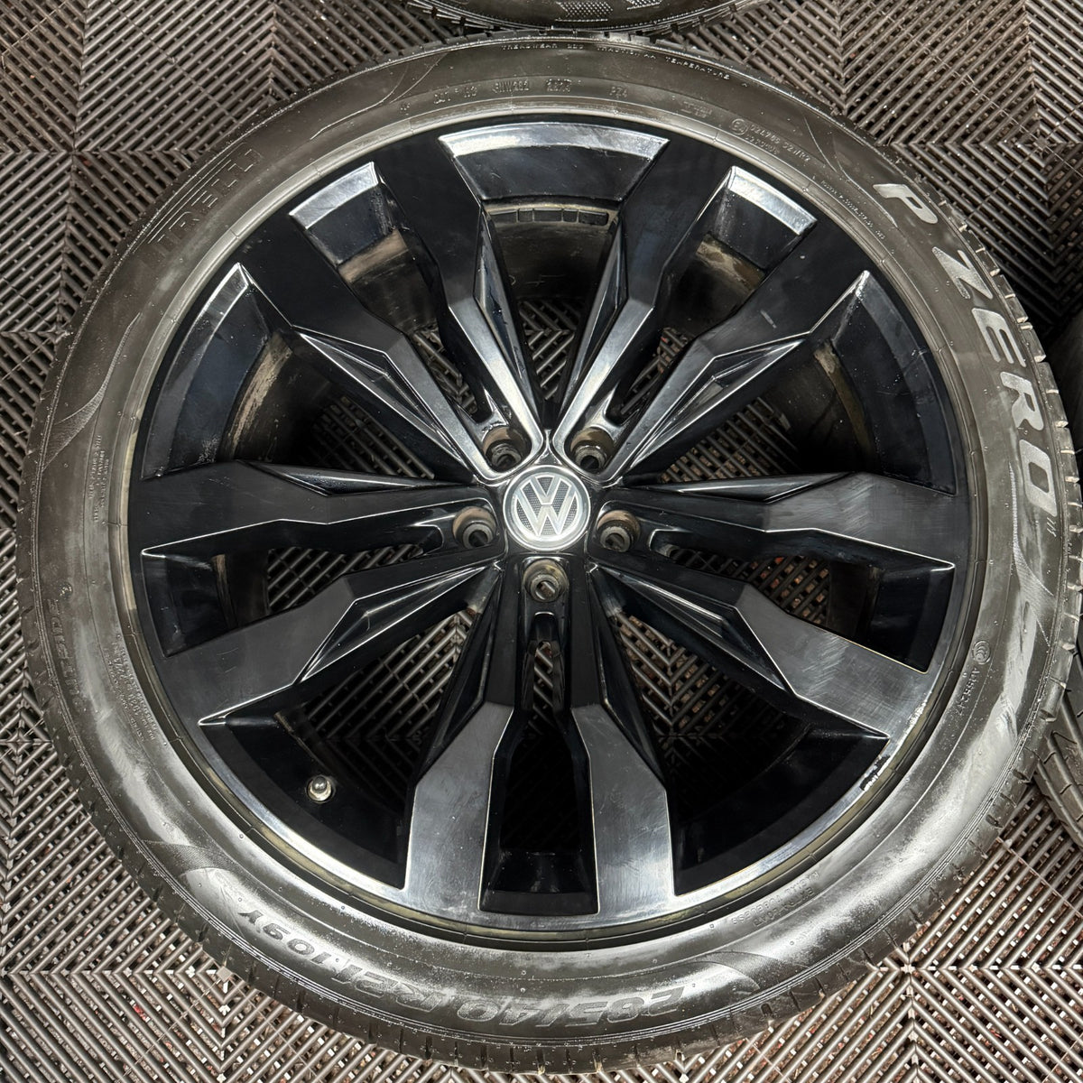 21'' GENUINE VW TOUAREG SUZUKA BLACK R LINE WHEELS ALLOYS TYRES Q7 760601025D