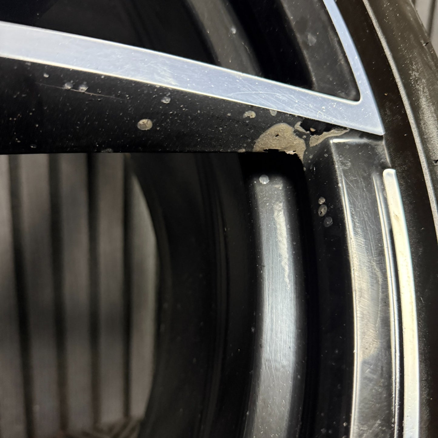 1X 21'' GENUINE VW TIGUAN ESTORIL R BLACK DC ALLOY TYRE WHEEL 5NA601025AK