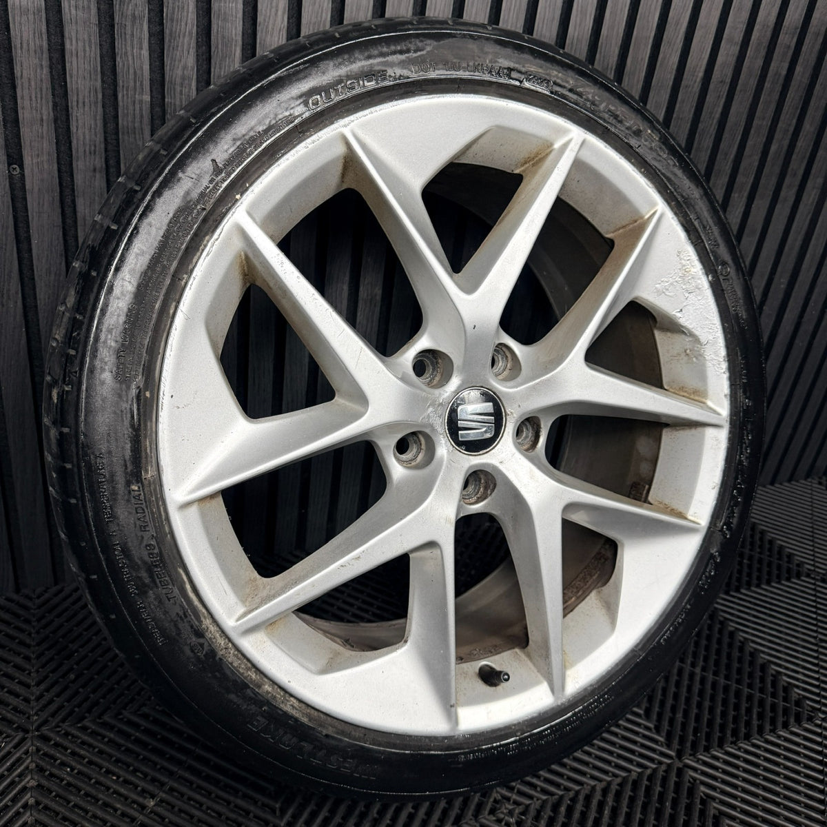 1X 18'' Seat Leon FR Performance MK3 Alloy Wheel Tyre Single Genuine 5F0601025F