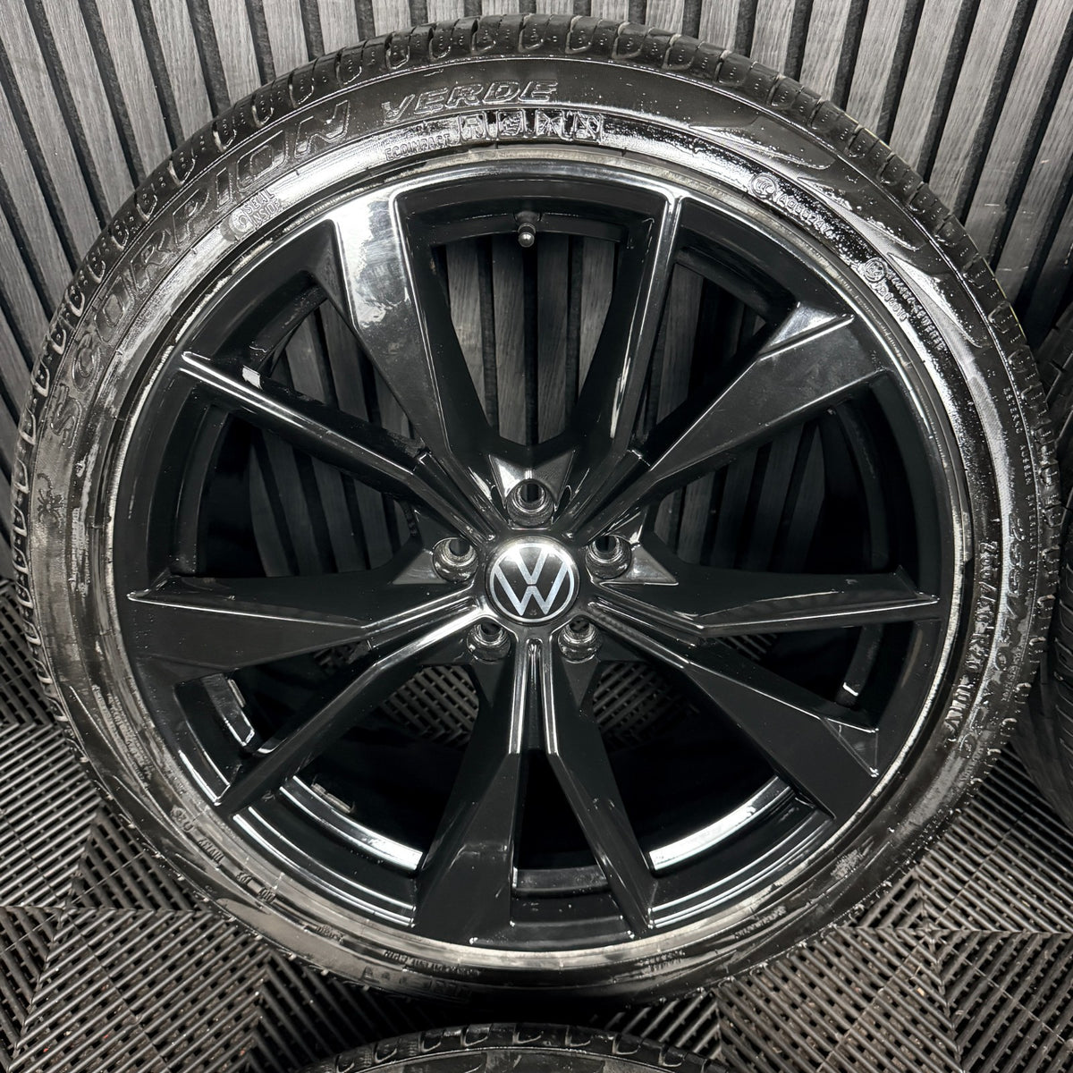 20'' VW Tiguan R Line Misano Black Alloy Wheels Tyres Alloys 5NA601025AH Genuine