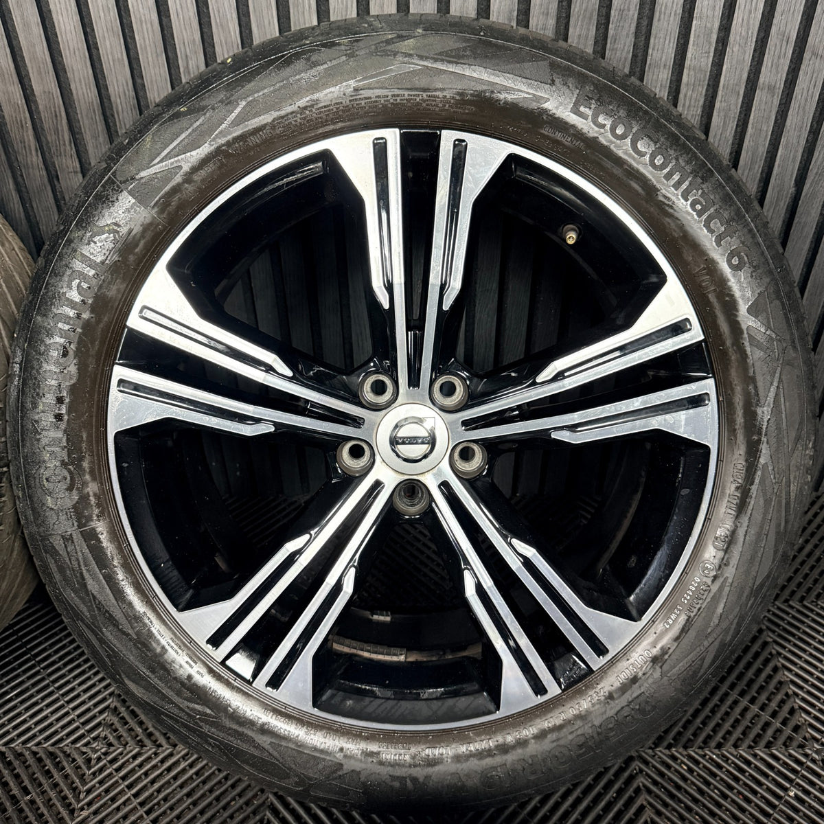 19'' Volvo XC40 R Design Alloy Wheels Tyres Alloys 5X108 31471556 Genuine