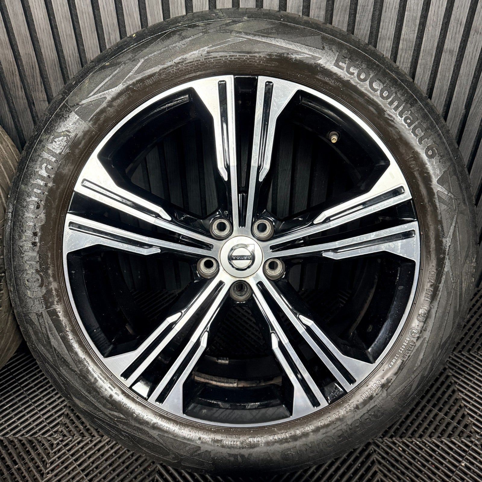 19'' Volvo XC40 R Design Alloy Wheels Tyres Alloys 5X108 31471556 Genuine