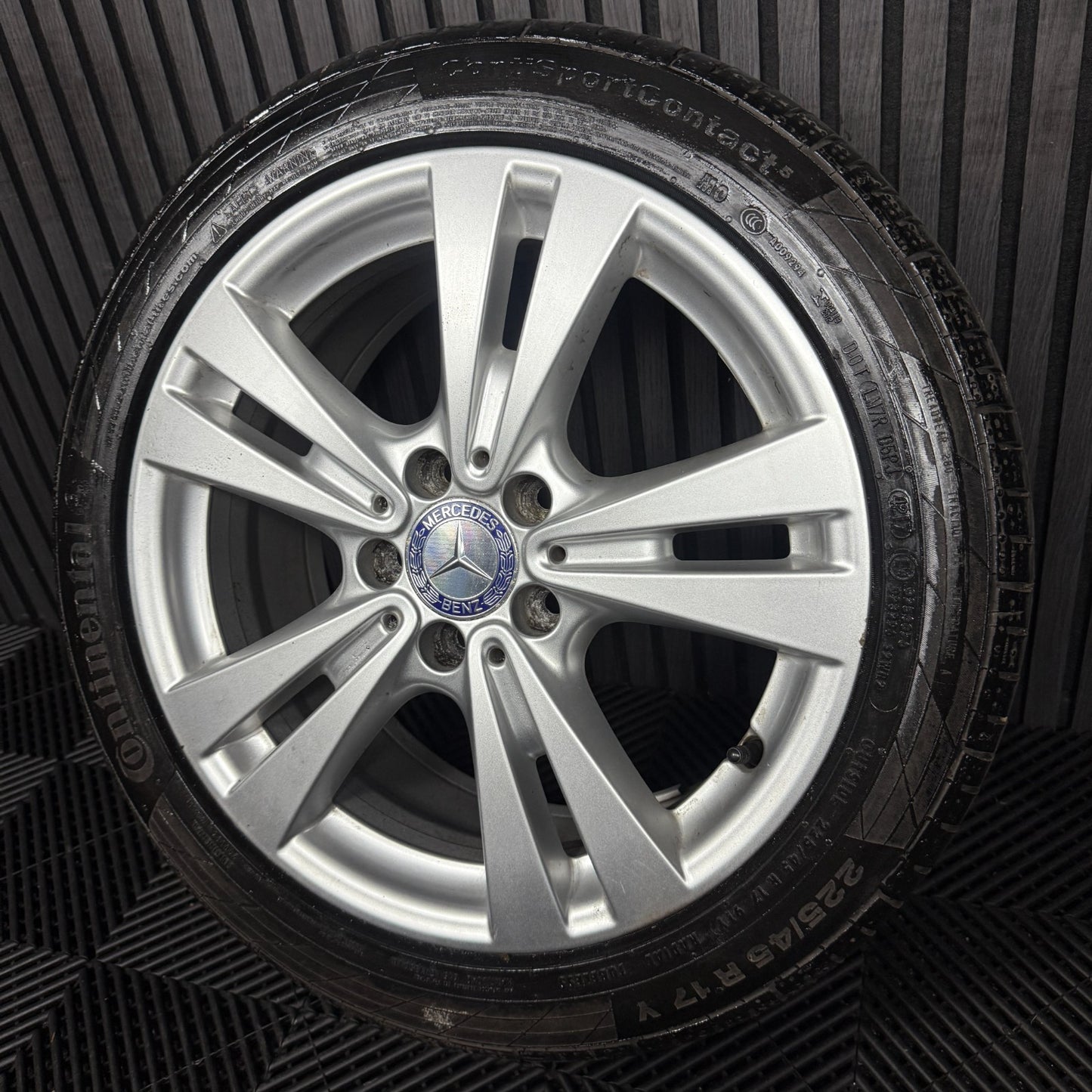 1X 17'' GENUINE MERCEDES A B CLASS CLA SILVER ALLOY WHEEL TYRE A2464011400