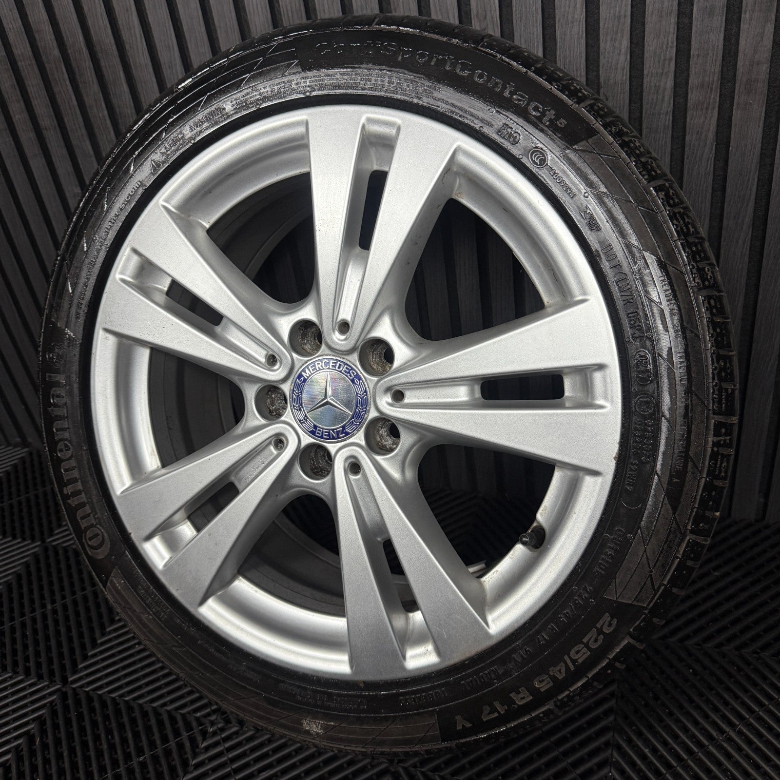 1X 17'' GENUINE MERCEDES A B CLASS CLA SILVER ALLOY WHEEL TYRE A2464011400