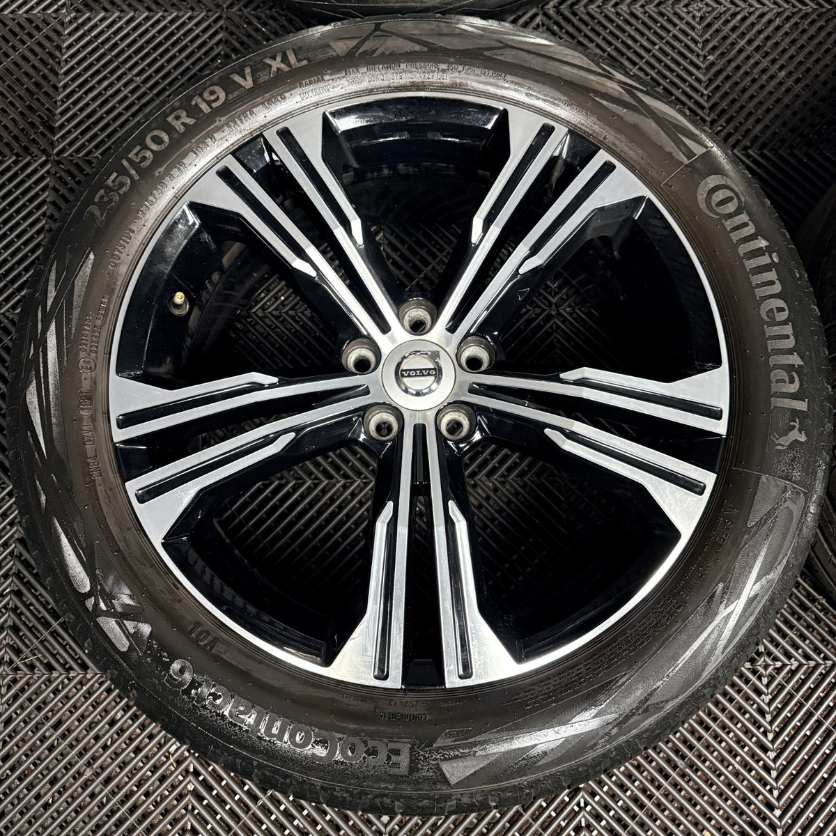 19'' Volvo XC40 R Design Alloy Wheels Tyres Alloys 5X108 31471556 Genuine