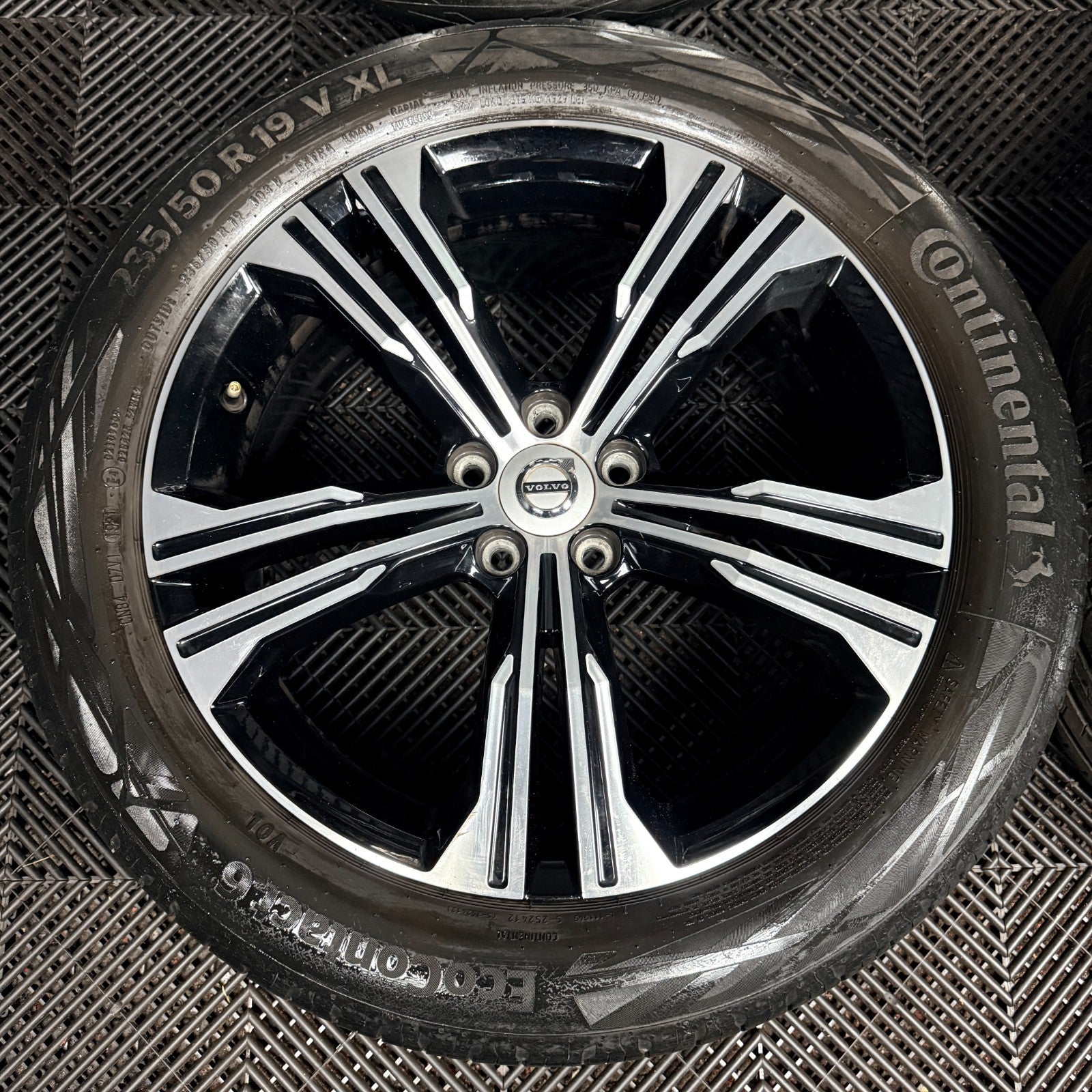 19'' Volvo XC40 R Design Alloy Wheels Tyres Alloys 5X108 31471556 Genuine