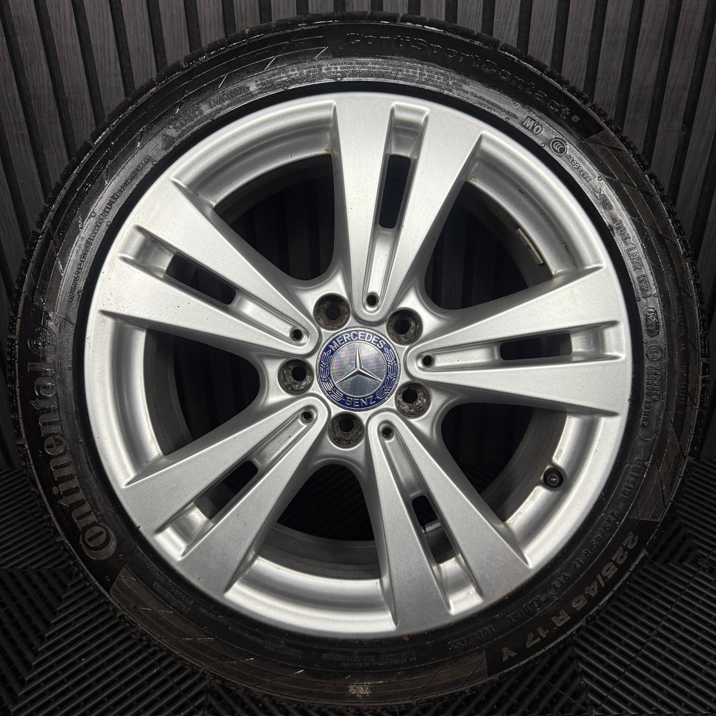 1X 17'' GENUINE MERCEDES A B CLASS CLA SILVER ALLOY WHEEL TYRE A2464011400