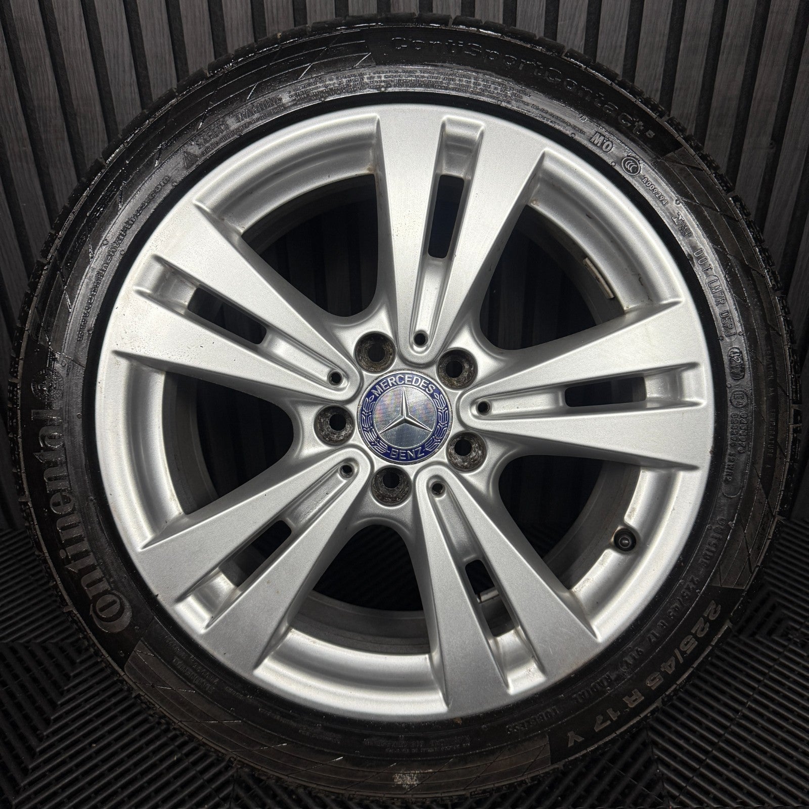 1X 17'' GENUINE MERCEDES A B CLASS CLA SILVER ALLOY WHEEL TYRE A2464011400