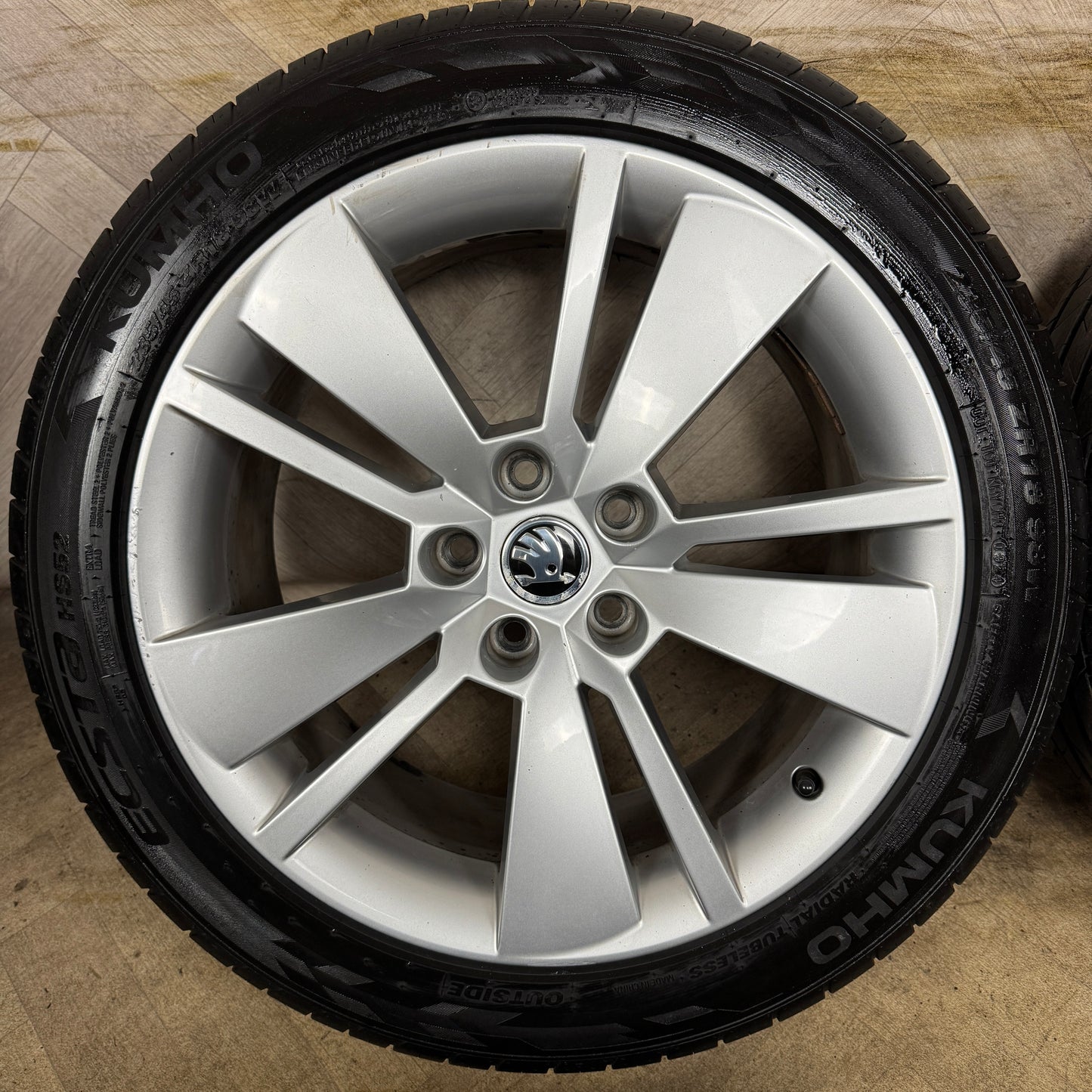 18'' GENUINE SKODA SUPURB 3 SILVER WHEELS TYRES ALLOYS 3V0601025AD